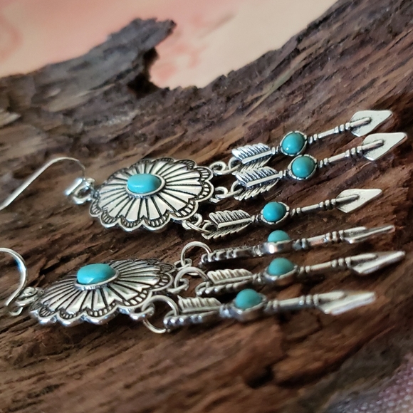 (B) Concho Earrings Arrow Earrings Tribal Turquoise Texas Cowgirl Vaquera Rodeo - Picture 5 of 9